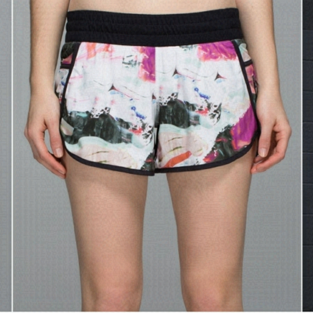Lululemon Tracker Short III Pigment Wave Multi / Black